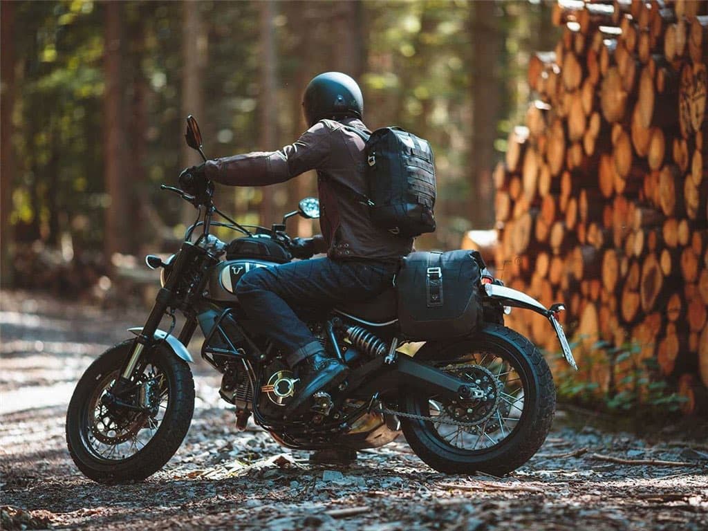 Sac à dos moto noir esprit sportif et épuré noir